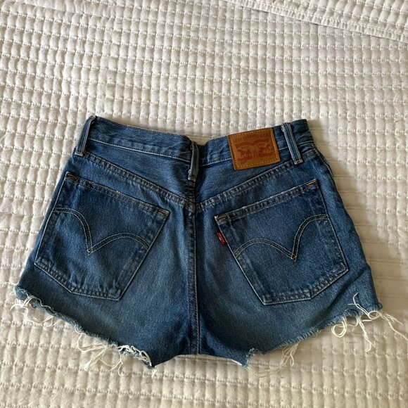 Levi's 501 Shorts - Picture 2 of 4